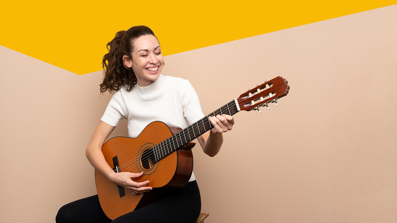 Frau mit Gitarre (mit überliegendem gelbem Designelement)