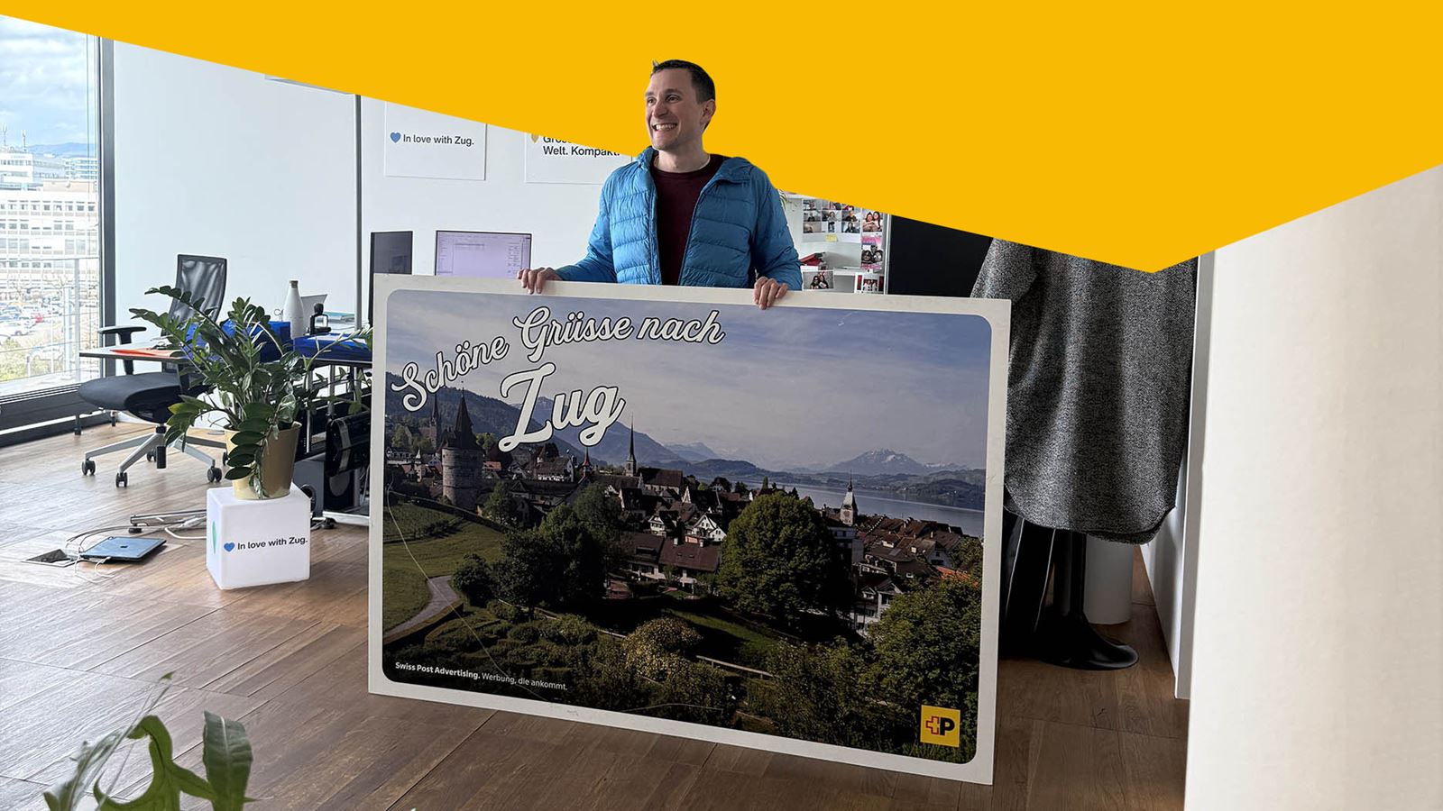 XXL-Postkarte im Büro (mit gelbem Designelement oberhalb)
