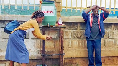 Donna in Africa prende l’acqua da un distributore