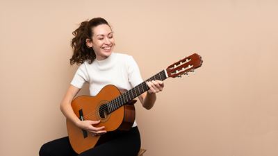 Femme avec guitare