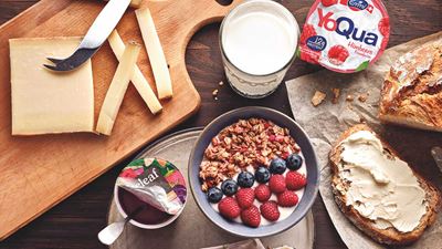 Une table pour le petit-déjeuner avec yaourt, muesli et pain