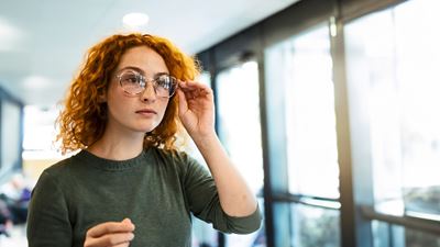 Misenso Case: une femme essaie des lunettes