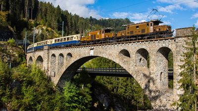 Eine Krokodil-Lok zieht die geschichtsträchtigen Pullman-Waggons auf der Glacier-Express-Route