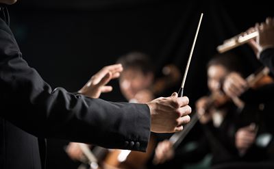 Un chef d’orchestre dirige un orchestre