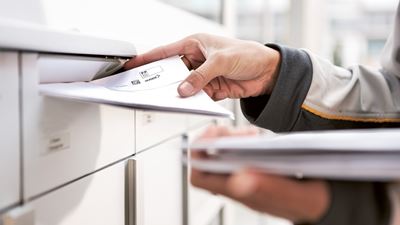 Facteur près de la boîte aux lettres