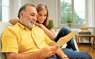 Ein Mann und eine Frau lesen einen Brief