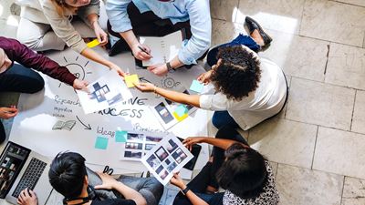 Ein Team erarbeitet eine kreative Idee