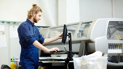 Ein Arbeiter bedient eine Druckmaschine